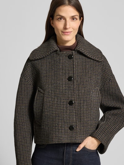 Frauenmodel trägt Regular Fit Jacke aus Woll-Mix mit Viskose-Anteil Modell 'Dita' von Mango, kariertes Muster, Nahaufnahme Oberkörper.