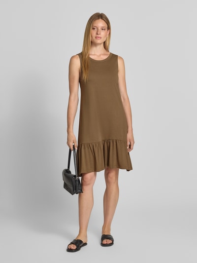 Frauenmodel trägt Relaxed Fit Freizeitkleid aus Baumwoll-Modal-Mix von s.Oliver RED LABEL in Braunton, glatte Struktur, Ganzkörperansicht von vorne