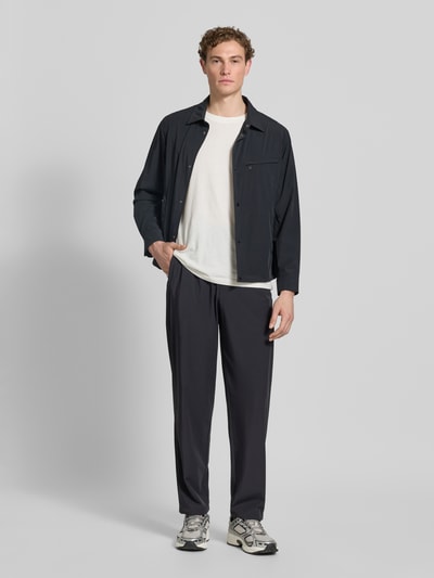 Männermodel trägt Blouson mit Kentkragen und Brusttasche von ARMANI EXCHANGE, dunkelblau, Material-Mix, Regular Fit, Ganzkörperansicht von vorne.