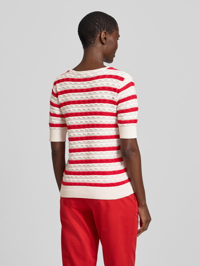 Vrouwenmodel draagt gebreid shirt van puur katoen met recht model, ribboorden en ronde hals, model 'Dodo' van FREE/QUENT, ruglengte 58 cm, mouwlengte 27 cm, rood-witte strepen, textuur met reliëf, rugaanzicht, Ganzkörperansicht Rückansicht.