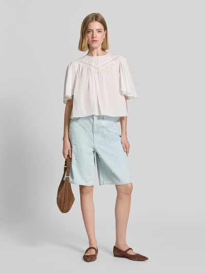 Frauenmodel trägt Bermudas in Denim-Optik mit Perlen von Jake*s Casual, helle blaue Farbe, lockerer Schnitt, Vorderansicht Ganzkörperansicht. Reine Baumwolle, Perlen-Dekor, relaxed Fit, sichtbare Struktur der Denim-Optik.