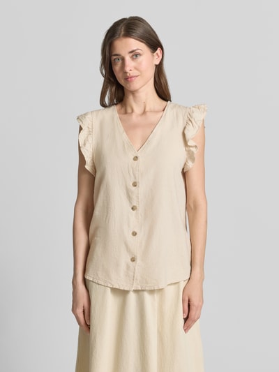 Frauenmodel trägt Regular Fit Bluse aus Leinen-Viskose-Mix mit Rüschen von B.Young, V-Ausschnitt, Knopfleiste, beige, Ganzkörperansicht von vorne. Rückenlänge 34 cm, Ärmellänge 5 cm bei Größe 36. Modell 'FALAKKA'.