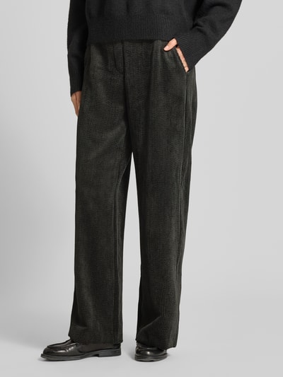 Frauenmodel trägt Cordhose mit elastischem Bund Modell 'Catsby' von someday, dunkel, Wide Leg, weiche Struktur, Nahaufnahme Oberkörper.