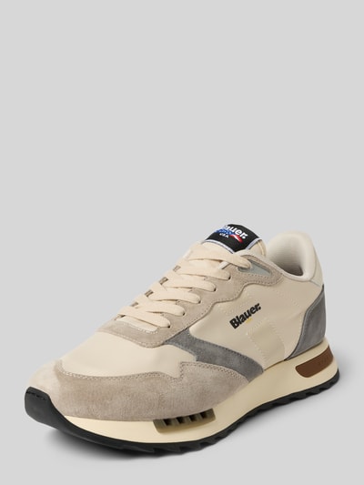 Produktfoto, Sneaker mit Schnürverschluss Modell 'RYDER' von Blauer USA im Material-Mix mit abgerundeter Spitze, Label-Detail, strukturierte Sohle, beige-grau, Absatzhöhe 4 cm, Schafthöhe 10 cm, Schaftweite 8 cm.