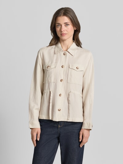 Vrouwenmodel draagt Kurzblazer met tailleriem uit linnenmix van Tom Tailor, look: effen, regular fit, knoopsluiting, zakken (bovenstuk), tailleriem, Ganzkörperansicht van voren.