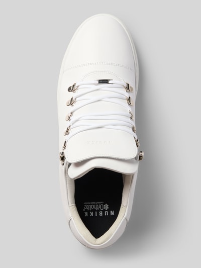 Produktfoto, Sneaker aus echtem Leder Modell 'Jagger' von Nubikk in Weiß, abgerundete Form, Logo-Detail, sichtbare Ösen, Kontext: Herren Sneaker aus echtem Leder, abgerundete Passform, Absatzhöhe 4 cm, Schafthöhe 9 cm, Schaftweite 10 cm