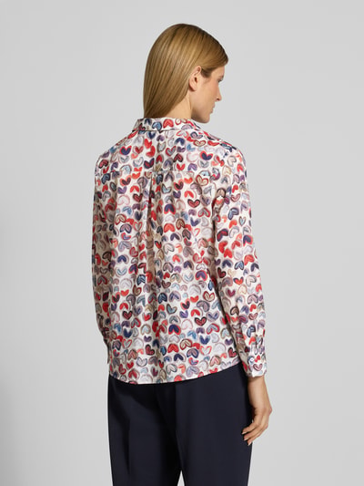 Vrouwenmodel draagt overhemdblouse van puur katoen regular fit model 'Februar' met all-over motiefprint van More & More, langmouw design, overhemdkraag, doorlopende knoopsluiting, ruglengte maat 36: 65 cm, mouwlengte maat 36: 59 cm, kleurrijk patroon, achterkant, geheellichaamsaanzicht rugaanzicht.