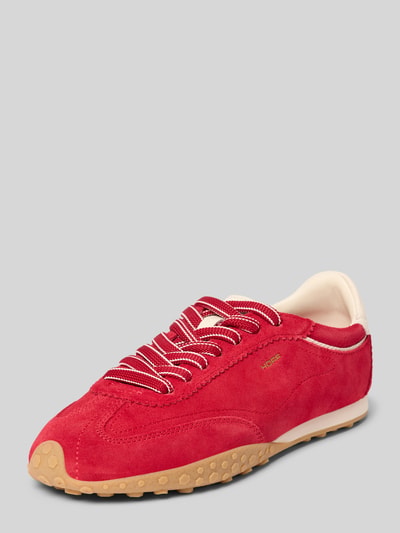 Produktfoto, Sneaker aus echtem Leder mit Logo-Detail Modell 'Bridge' von HOFF, rot mit abgerundeter Passform, beige Sohle und Schnürung, Absatzhöhe 1 cm, Schafthöhe 8 cm, Schaftweite 9 cm, Textur Wildleder.