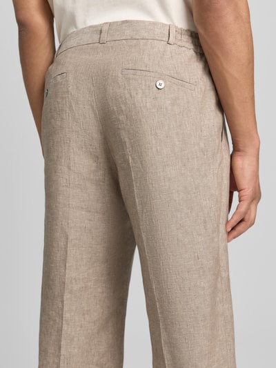 Männermodel trägt Leinenhose mit Bügelfalte Modell 'DiUnic' von Zuitable in Beige mit Gesäßtaschen, Reines Leinen, Nahaufnahme Rückansicht.