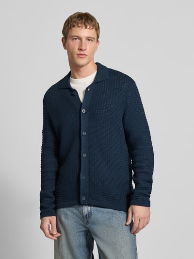 Männermodel trägt Regular Fit Strickjacke aus reiner Baumwolle von Marc O'Polo Denim, Optik: Unifarben, Struktur, Hemdkragen, Ganzkörperansicht von vorne