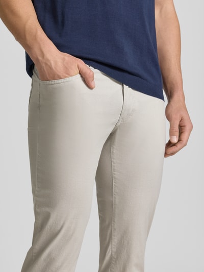 Mannenmodel draagt Regular Fit Hose mit 5-Pocket-Design aus Baumwoll-Mix Modell 'Cadiz' van Brax, unikleurig, katoenmix, detailopname bovenbenen
