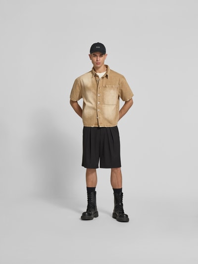 Männermodel trägt Regular Fit Freizeithemd aus Baumwolle von Don’t Waste Culture im Distressed-Look, beige, schwarze Shorts, Ganzkörperansicht von vorne. Rückenlänge 67 cm, Schulterbreite 51 cm, Ärmellänge 25 cm, reine Baumwolle, durchgehende Knopfleiste, kurzärmelig.