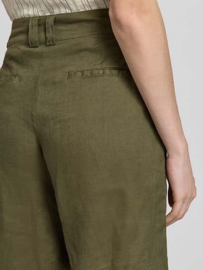 Kobiece model nosi Bermudas aus Leinen mit Gesäßtaschen von Christian Berg Woman z lnu, krój regular fit, zapięcie na guzik, kieszenie z tyłu, szerokość w rozmiarze 36: 38 cm, długość wewnętrzna nogawki w rozmiarze 36: 27 cm, widok z tyłu zbliżenie na biodra.