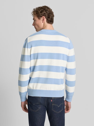Männermodel trägt Regular Fit Pullover aus reiner Baumwolle von Lacoste mit Optik:Allover-Muster, Label-Patch, Strick, Ganzkörperansicht Rückansicht.