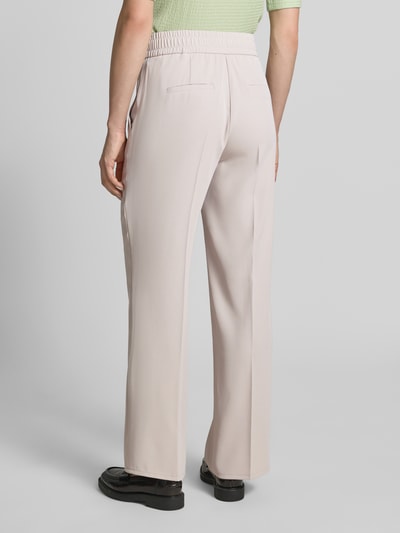 Frauenmodel trägt Stoffhose mit französischen Eingrifftaschen und Bügelfalte von Betty Barclay in Beige, Material-Mix, Rückansicht
