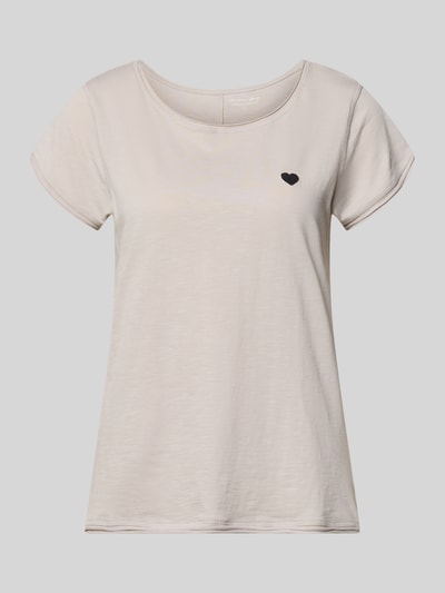 Frauenmodel trägt T-Shirt mit Stitching und Rundhalsausschnitt von Christian Berg Woman aus Reine Baumwolle, Regular-Fit, Rollsaum, dezentes Herz-Stitching, zarte beige Farbe, glatte Oberfläche, Rückenlänge 62 cm bei Größe S, Ganzkörperansicht von vorne.