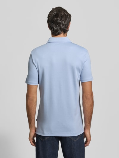 Männermodel trägt Regular Fit Poloshirt aus reiner Baumwolle Modell 'PALOSH' von BOSS, Optik: Unifarben, Ganzkörperansicht Rückansicht.