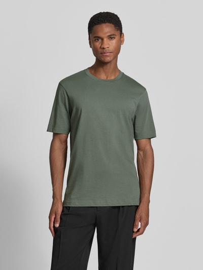 Männermodel trägt Slim Fit Poloshirt mit V-hals model 'Braian' van Drykorn van puur katoen met structuurpatroon in groen, heren, ruglengte bij maat M 70 cm, vooraanzicht bovenlichaam