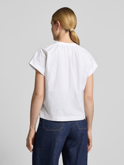 Frauenmodel trägt Blusenshirt mit Tunikakragen Modell 'Firu' von OPUS aus Reiner Baumwolle, Straight Fit, Rückenlänge 56 cm, Ganzkörperansicht Rückansicht.