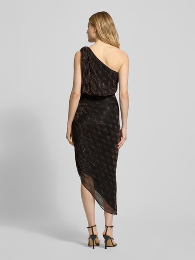 Frauenmodel trägt Abendkleid in asymmetrischem Look Modell 'Cassidy' von Forever New, One-Shoulder-Kleid, schimmernd, Maxikleid, schwarze und kupferfarbene Nuancen, taillierter Schnitt, Rückenlänge bei Größe 36: 140 cm, Brustweite 40 cm, Struktur mit feiner Textur, Ganzkörperansicht Rückansicht.