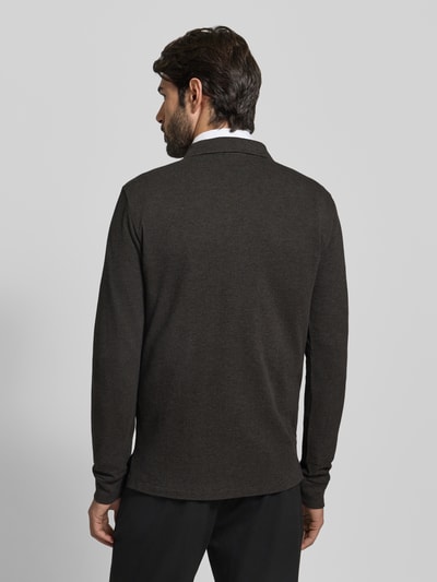 Männermodel trägt Poloshirt mit Label-Stitching von Polo Ralph Lauren in dunklem Braun, Regular Fit, Rückenansicht, Ganzkörperansicht Rückansicht.