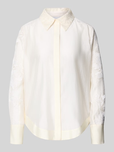 Produktfoto, Relaxed Fit Bluse mit Spitze und verdeckter Knopfleiste von Copenhagen Muse in Creme mit Hemdblusenkragen und Spitzenärmeln