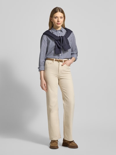 Frauenmodel trägt Regular Fit Bluse mit Streifenmuster und Label-Stitching von Gant, reine Baumwolle, helles Streifenmuster, Ganzkörperansicht von vorne.