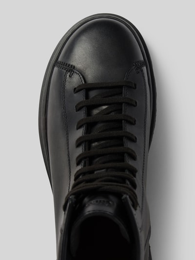 Produktfoto, Stiefel aus echtem Leder Modell 'Brutus' von Camper, schwarze Farbe, Schnürverschluss, profilierte Sohle, Detailaufnahme