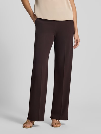 Frauenmodel trägt Straight Fit Stoffhose mit Bügelfalten von Rinascimento, dunkelbraun, elastischer Bund, seitliche Eingrifftaschen, Material-Mix mit Stretch-Anteil, Nahaufnahme Oberkörper