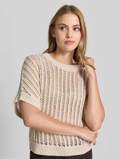 Frauenmodel trägt Strickpullover mit 1/2-Arm und Rundhalsausschnitt von Comma im Material-Mix mit Baumwoll-Anteil, Relaxed-Fit, Nahaufnahme Oberkörper.