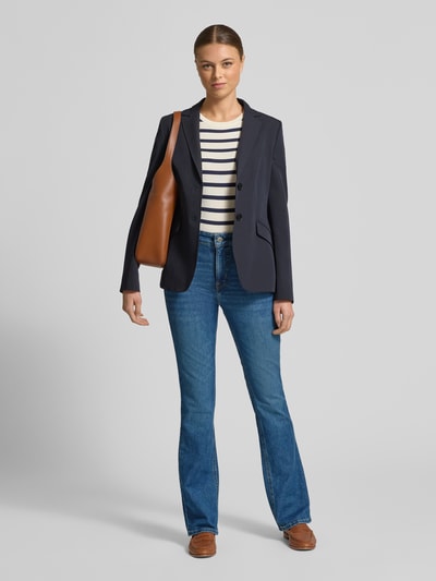 Frauenmodel trägt Bootcut Jeans mit 5-Pocket-Design von Lauren Ralph Lauren aus Baumwoll-Elasthan-Mix, mittelblau, Ganzkörperansicht von vorne.