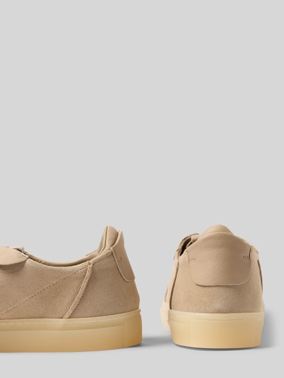 Produktfoto, Sneaker aus Leder Modell 'CPH741M' von Copenhagen, beżowa cholewka z prawdziwej skóry, zaokrąglony nosek, sznurowanie, gumowa podeszwa, wysokość obcasa 3 cm, wysokość cholewki 7 cm, szerokość w rozmiarze 44: 11 cm, matowa tekstura, stonowane kolory, widok z tyłu