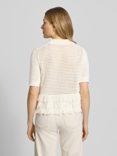 Frauenmodel trägt Strickshirt mit Fransen von Christian Berg Woman Selection in Creme, Baumwoll-Mix, Umlegekragen, Ganzkörperansicht Rückansicht.