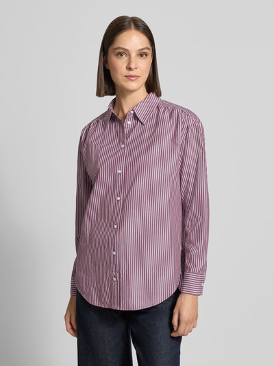 Frauenmodel trägt Loose Fit Hemdbluse aus Baumwoll-Lyocell-Mix von Tom Tailor, lila mit weißen Streifen, lockere Passform, Ganzkörperansicht von vorne, Damen Hemdbluse von Tom Tailor