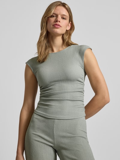 Frauenmodel trägt Strukturiertes T-Shirt mit Rundhalsausschnitt von REVIEW, graugrüne Farbe, Strukturmuster, Slim Fit, Nahaufnahme Oberkörper.