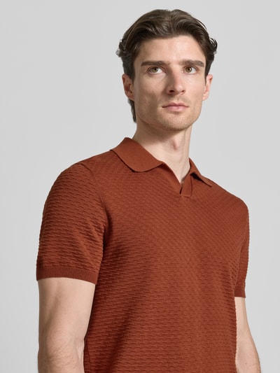 Männermodel trägt Poloshirt mit gerippten Abschlüssen von Antony Morato, Reine Baumwolle, Gerader-Schnitt, Polokragen, Nahaufnahme Oberkörper.