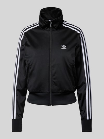 Produktfoto, czarna kurtka treningowa z lampasami i wyhaftowanym logo, model 'FIREBIRD' od adidas Originals, prosty krój, zamek błyskawiczny, kieszenie zapinane na zamek błyskawiczny, stójka, gładka tekstura