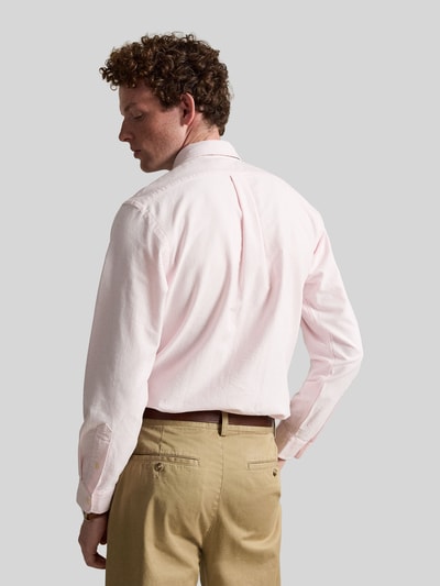 Männermodel trägt Custom Fit Freizeithemd aus reiner Baumwolle von Polo Ralph Lauren in Hellrosa und Beige, Ganzkörperansicht Rückansicht.