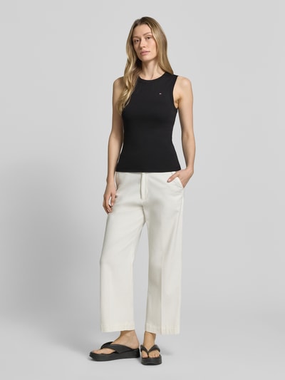 Frauenmodel trägt Slim Fit Tank Top aus reiner Baumwolle Modell 'SLIM CODY' von Tommy Hilfiger, Optik: Unifarben, Passform: Slim-Fit, Logo-Stitching, Rundhals, breite Träger, Material: Reine Baumwolle, Ganzkörperansicht von vorne.
