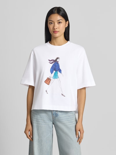Vrouwenmodel draagt Relaxed Fit T-Shirt aus reiner Baumwolle van Rich & Royal, wit, motiefprint, ronde hals, ruglengte maat S 50 cm, Ganzkörperansicht van voren