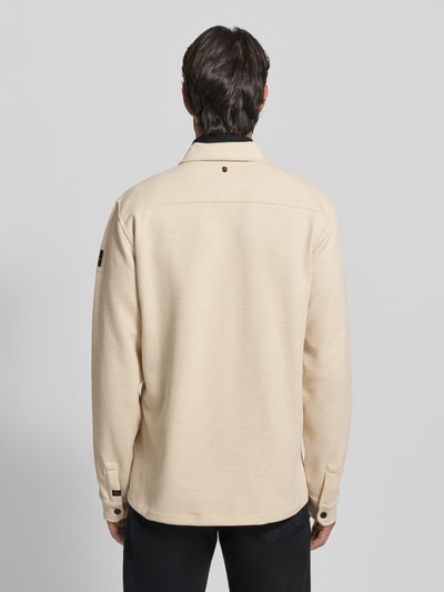 Männermodel trägt Regular Fit Hemdjacke mit Brusttaschen von PME Legend aus Baumwoll-Mix mit Stretch-Anteil, Strukturmuster in Beige, Knopfleiste, Label-Details, Kentkragen, Rückenlänge bei Größe M 74 cm, Ganzkörperansicht Rückansicht.
