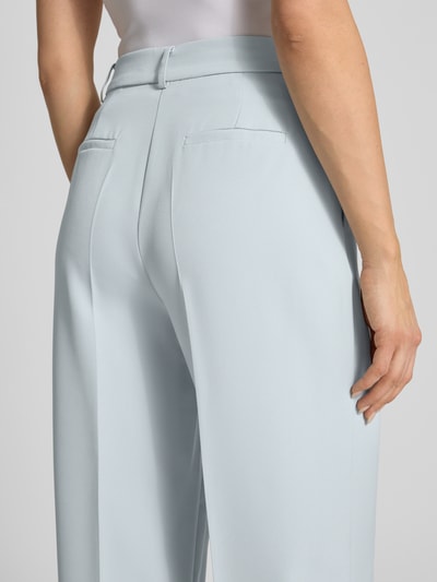 Frauenmodel trägt Wide Leg Stoffhose mit Bügelfalten Modell 'JANA' von GUIDO MARIA KRETSCHMER WOMAN, hellblau, Material-Mix mit Stretch-Anteil, Detailaufnahme Rückansicht.