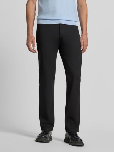 Męski model nosi Comfort Fit Hose mit Eingrifftaschen von Christian Berg Men, czarne spodnie, mieszanka materiałów z dodatkiem wiskozy, wpuszczane kieszenie, szerokość w rozmiarze 32/32: 41 cm, długość wewnętrzna nogawki: 78 cm, widok całej sylwetki z przodu.