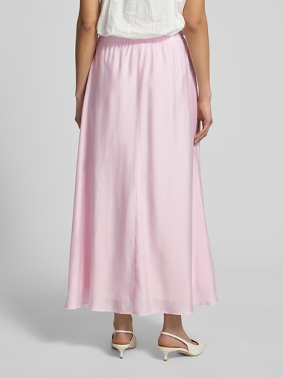 Frauenmodel trägt Ausgestellter Rock aus Viskose-Mix Modell 'BLISS' von Vero Moda in Rosa, unifarben, Maxi-Länge, Popeline-Textur, Ganzkörperansicht Rückansicht.