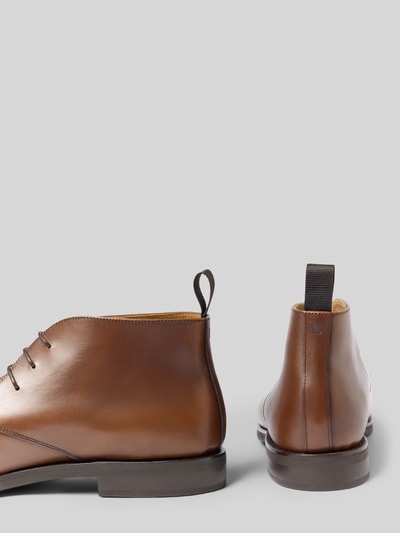 Produktfoto, Halbschuhe mit Schnürverschluss Modell 'Marshall' von Henry Stevens, glatte braune Lederoptik, schmale Passform, graue Sohle