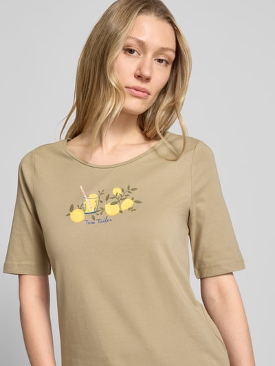 Frauenmodel trägt Regular Fit T-Shirt aus Baumwoll-Mix mit Motiv-Print von Tom Tailor, Optik: Unifarben, Rundhals, Kurzarm, Nahaufnahme Oberkörper.