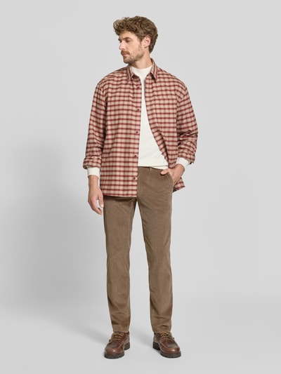 Männermodel trägt Modern Fit corduroy broek uit katoenmix model 'Fabio' van Brax in bruin, Heren smalle broek, Ganzkörperansicht von vorne