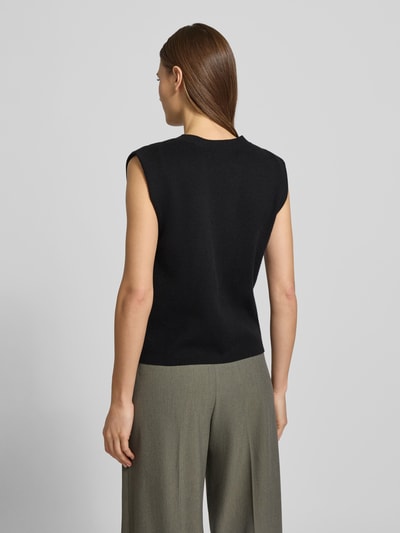 Frauenmodel trägt Regular Fit Strickjacke aus Viskose-Mix Modell 'GOLD' von Vero Moda in Schwarz, Strickoptik, Rückansicht