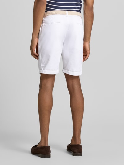 Männermodel trägt Bermudas mit Gürtel und Eingrifftaschen von MCNEAL in Weiß, Straight Fit, Baumwoll-Mix, Ganzkörperansicht Rückansicht.