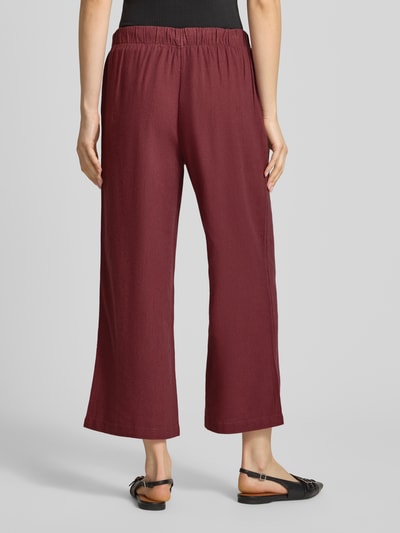 Frauenmodel trägt Weite Hose aus Viskose-Leinen-Mix Modell 'GOA' von Only, Optik: Unifarben, Passform: Wide Leg, Ganzkörperansicht Rückansicht.